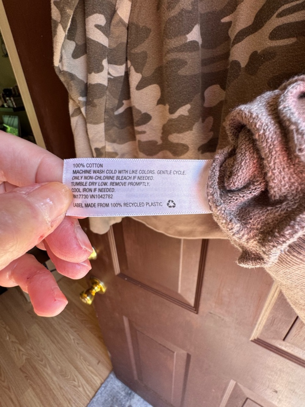 Universal Thread Camo Sweatshirt Size Large - Picture 4 of 4